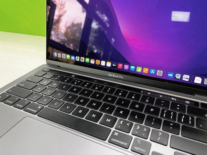 苹果最新笔记本MacBookPro13英寸搭载M2芯片（续航20小时真的吗）