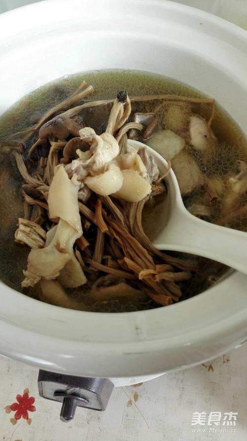 如何做出口感鲜美的茶树菇炖鸡汤「快速泡发和炖煮方法揭秘」