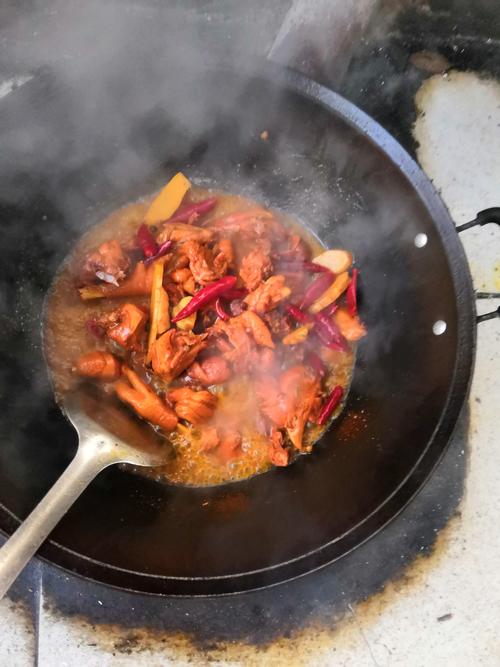 如何用柴火做出美味的柴鸡「煮炖方法详解」