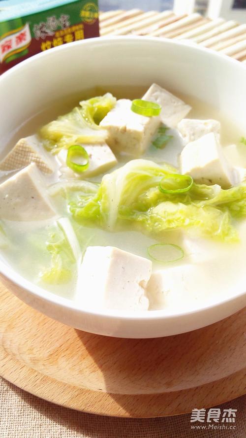 白菜炖豆腐的家常做法「汤鲜味浓老少皆宜」