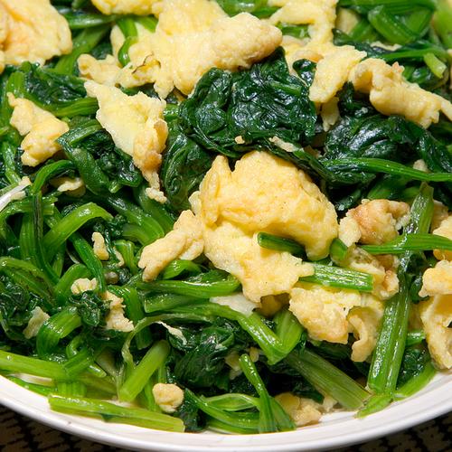 菠菜炒鸡蛋「颜色翠绿营养丰富真的好吃吗」