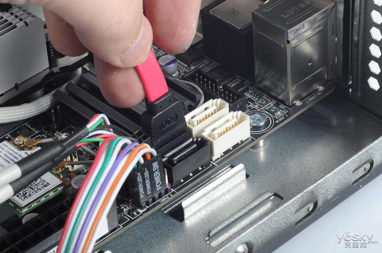 如何使用SATA转接线将移动硬盘连接到主板