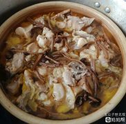 如何做出口感鲜美的茶树菇炖鸡汤「快速泡发和炖煮方法揭秘」