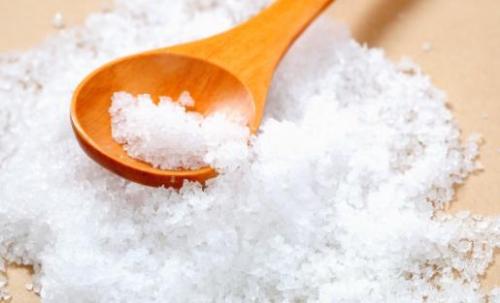 让你家的食用盐走出厨房 食用盐隐藏的日常用处揭秘（厨房食盐用什么容器）