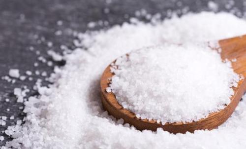 盐与健身并不是水火不容 少吃或不吃盐会使身体脱水（盐对健身的坏处）