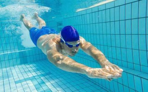 游泳时的安全注意事项 避免疲劳或饥饿时游泳（游泳时的安全注意事项有哪些