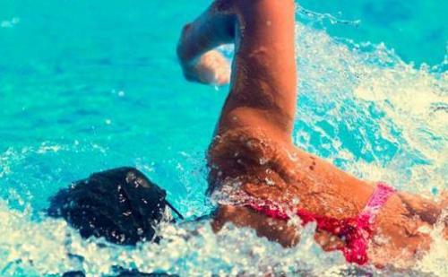 游泳时掌握水感是效率的关键 掌握技巧省力又保健（游泳水感怎么练）