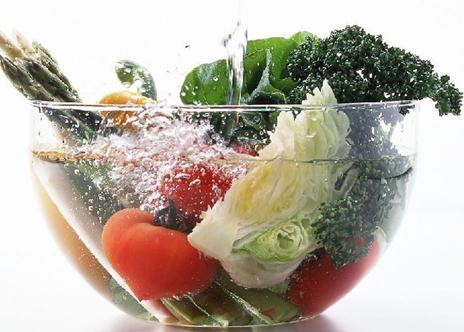怎么清洗蔬菜更干净？如何清洗蔬菜上残留的农药（蔬菜如何清洗才能洗掉农药