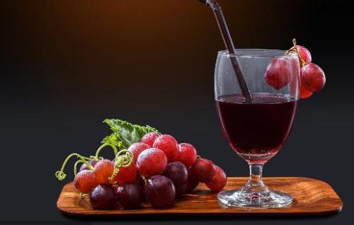 葡萄与其它水果做成综合果汁 风味更独特营养更高（葡萄可以搭配什么做果汁