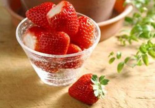 怎么正确洗草莓？如何洗掉蔬果上的保鲜剂？（清洗草莓怎么洗）