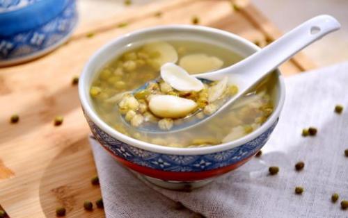 实现绿豆汤的食疗功效 最重要的是煮的时间（绿豆汤煮三分钟最解毒）