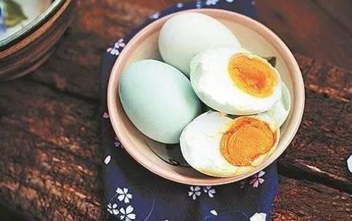 起沙流油的咸鸭蛋怎样腌？熟食店常用的8种做法，3分钟就能