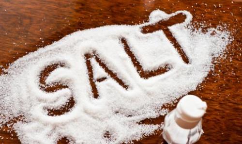 吃盐多身体会发出警告 口重易出现水肿甚至高血压（吃盐多容易水肿吗）