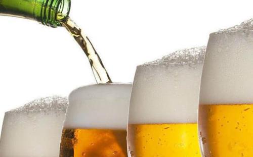 滥喝啤酒的危害不可小觑 夏天喝啤酒需要注意的事项（饮啤酒的害处）