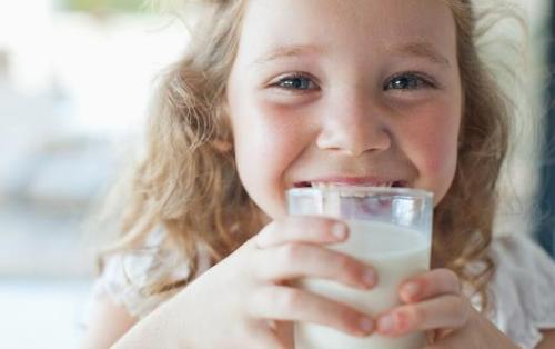 全脂牛奶脱脂牛奶的区别 选择适合自己健康的最好（全脂的牛奶和脱脂的牛奶