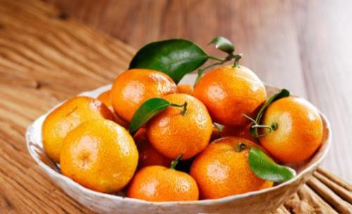 多吃黄色水果能让皮肤变黄 橘黄症是小儿多发的病症（吃黄色水果皮肤会变黄