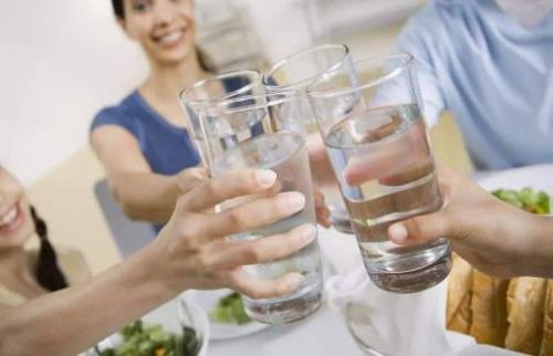 喝水也讲究多多 每天七杯水养生排毒又养生（多喝水每天不少于多少毫升）