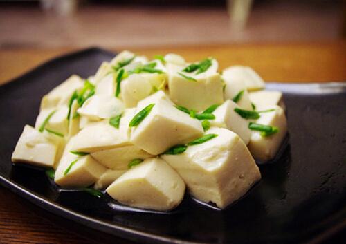 皮蛋豆腐的做法-豆腐怎么吃最营养？（皮蛋豆腐简易做法）