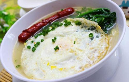 火腿鸡蛋汤怎么做？简单汤饮的做法（火腿鸡蛋汤怎么做?简单汤饮的做法视频