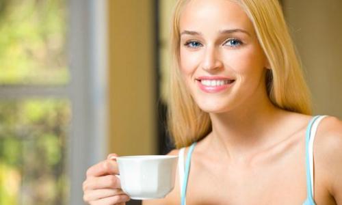喝咖啡也讲究时间 女性喝咖啡可保养皮肤（女性喝咖啡的时间）