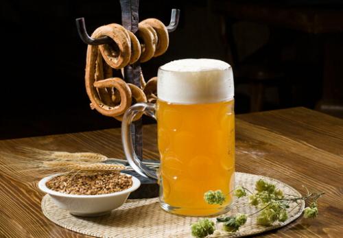 大剂量啤酒可增强大脑功能-啤酒的功效（大量饮用啤酒）