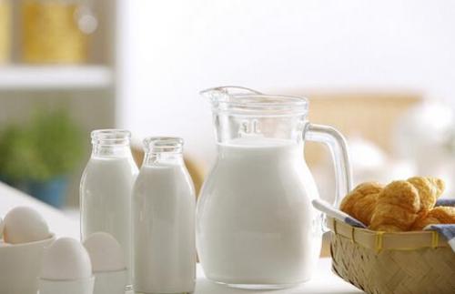 吃感冒药时能喝牛奶吗？感冒了可以喝牛奶吗（吃感冒药时能喝牛奶吗?感冒了