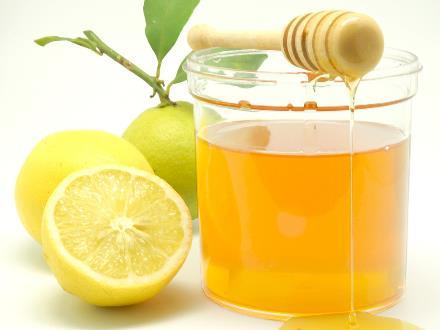 柠檬蜂蜜水什么时候喝最好？柠檬蜂蜜水的功效（柠檬蜂蜜水一般什么时候喝比