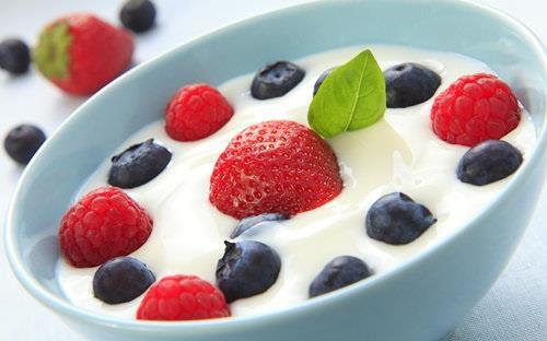 夏季怎样喝酸奶更健康？夏季喝酸奶的注意事项（夏季喝酸奶的好处）