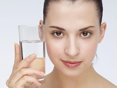 多喝水有什么好处？人一天喝多少水最好（多喝水有什么好处?人一天喝多少水