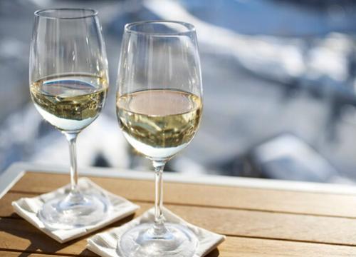 白葡萄酒的酿造-白葡萄酒和红葡萄酒的区别（白葡萄酒和红葡萄酒的区别是什