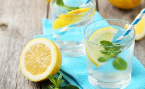 科学饮用柠檬汁 遵循人体消化吸收的规律身体很健康（科学喝柠檬水）