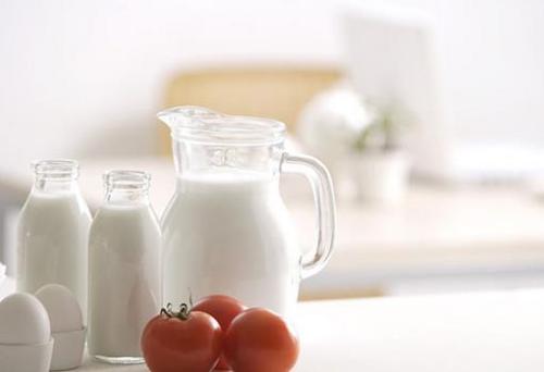 牛奶什么时候喝最好？早上空腹喝纯牛奶易消化不良（牛奶什么时候喝最好空腹