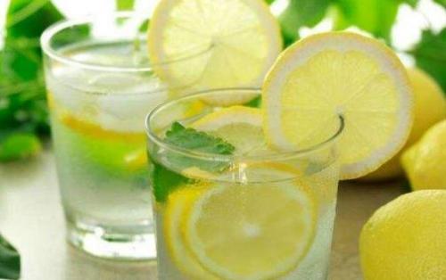 柠檬蜂蜜水的功效 喝柠檬蜂蜜水的8大禁忌（柠檬蜂蜜水喝有什么好处）
