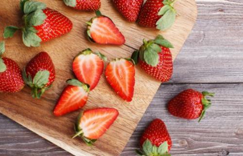 草莓含丰富胡萝卜素明目养肝 采摘草莓必备的小诀窍