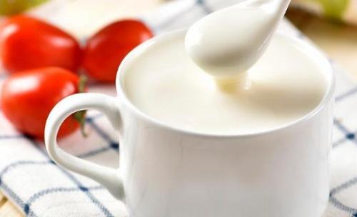 酸奶的营养成分及功效 什么时候喝酸奶最好（酸奶有什么营养价值?什么时候喝