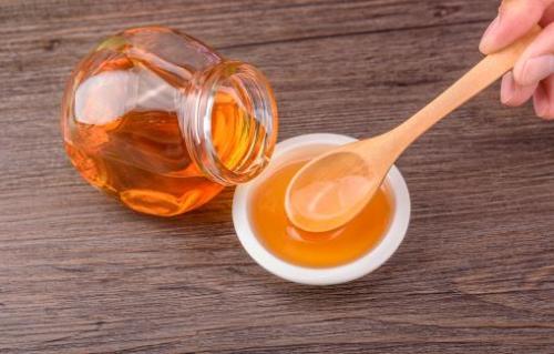 常饮蜂蜜水美容养颜喝出来 蜂蜜的禁忌人群大揭秘（喝蜂蜜水有美容养颜的功