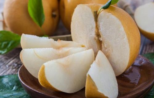 梨被称它为天然矿泉水 生吃煮熟都有益健康（梨是天然矿泉水）