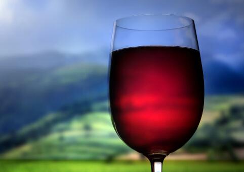 餐前喝点红酒能帮助开胃-红酒的功效（饭前喝红酒有什么好处）