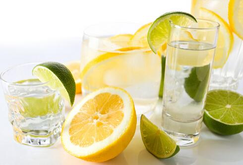 柠檬水的好处-柠檬水水的功效与作用（柠檬水的好处和作用）