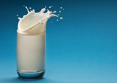 牛奶什么时候喝最好？晚上喝牛奶好吗（牛奶什么时候喝最好晚上喝牛奶好吗）