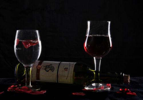 洋葱泡红酒的功效-洋葱泡红酒的饮用方法（洋葱泡红酒的功能）