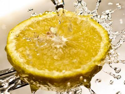 经常喝柠檬水好吗？喝柠檬水有什么好处（经常喝柠檬水好吗?喝柠檬水有什么