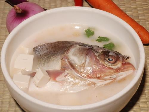 豆腐炖鱼有什么好处？什么鱼最适合做炖豆腐（豆腐炖鱼什么鱼比较好）