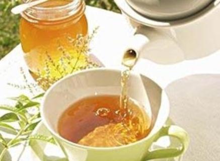 喝蜂蜜水有什么好处？蜂蜜水的作用与功效（喝蜂蜜水有什么好处?蜂蜜水的作