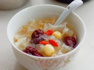 银耳莲子汤的功效与作用-喝银耳莲子汤有什么好处（银耳莲子汤喝了有什么功