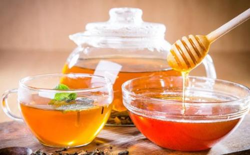 喝蜂蜜水的8大禁忌 食用蜂蜜有什么讲究（喝蜂蜜水的4大禁忌有哪些?）