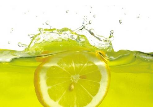 柠檬泡水需要注意的事项-柠檬怎么泡水才健康？（柠檬泡水的正确）