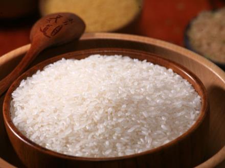 如何挑选大米？吃大米的注意事项（如何挑选大米?吃大米的注意事项有哪些）
